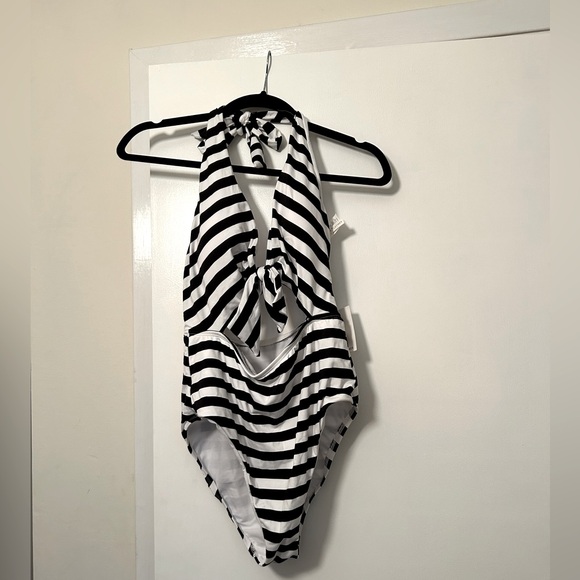 Gibson and Latimer Black and White Striped cutout Swimsuit size M - Picture 1 of 7